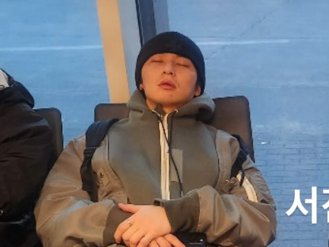 俳優パク・ソジュン、『ソジンの家2』撮影は過酷だった!? 空港で“爆睡状態”【PHOTO】