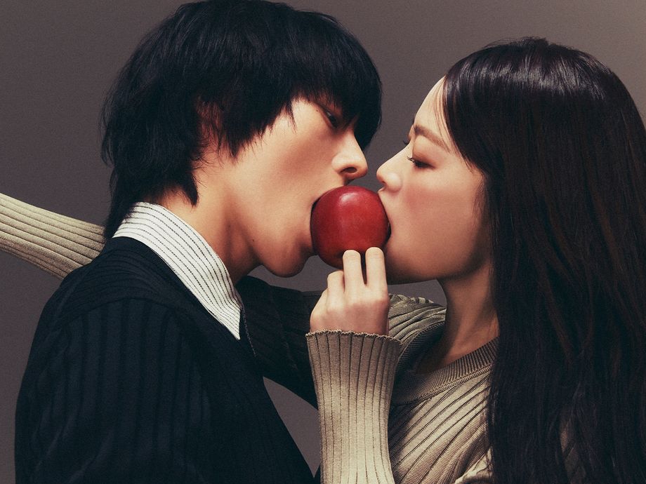 Netflix新作『ヒーローではないけれど』主演カップルの“奇妙なキス”に目が釘付け【PHOTO】