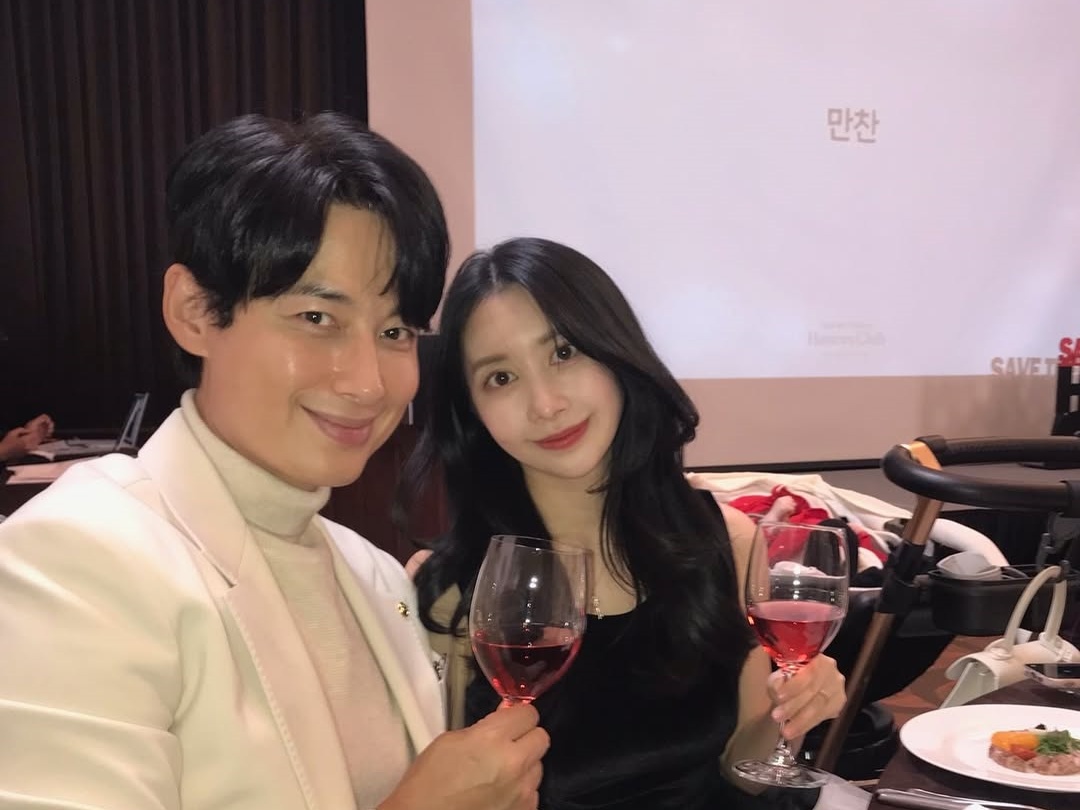 “推し”だった韓国スターと結婚した日本人女性、「理想過ぎる」家族写真を公開！不慣れな子育てで腱鞘炎に【PHOTO】