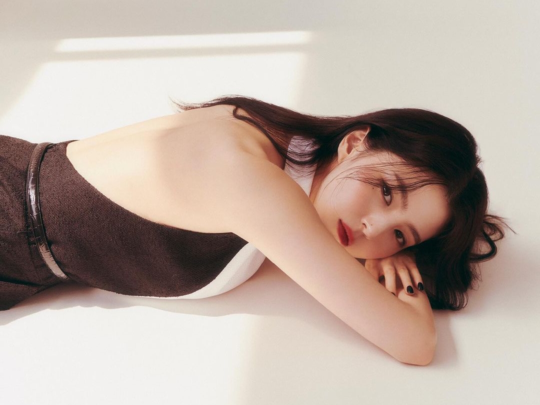 【韓国女優】ハン・ソヒが最新カットで放った凄艶な美しさ。“思わず息を呑むほど”【PHOTO】