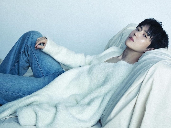 俳優キム・ソンホ、最新カットで魅せたアンニュイな雰囲気がたまらない！【PHOTO】