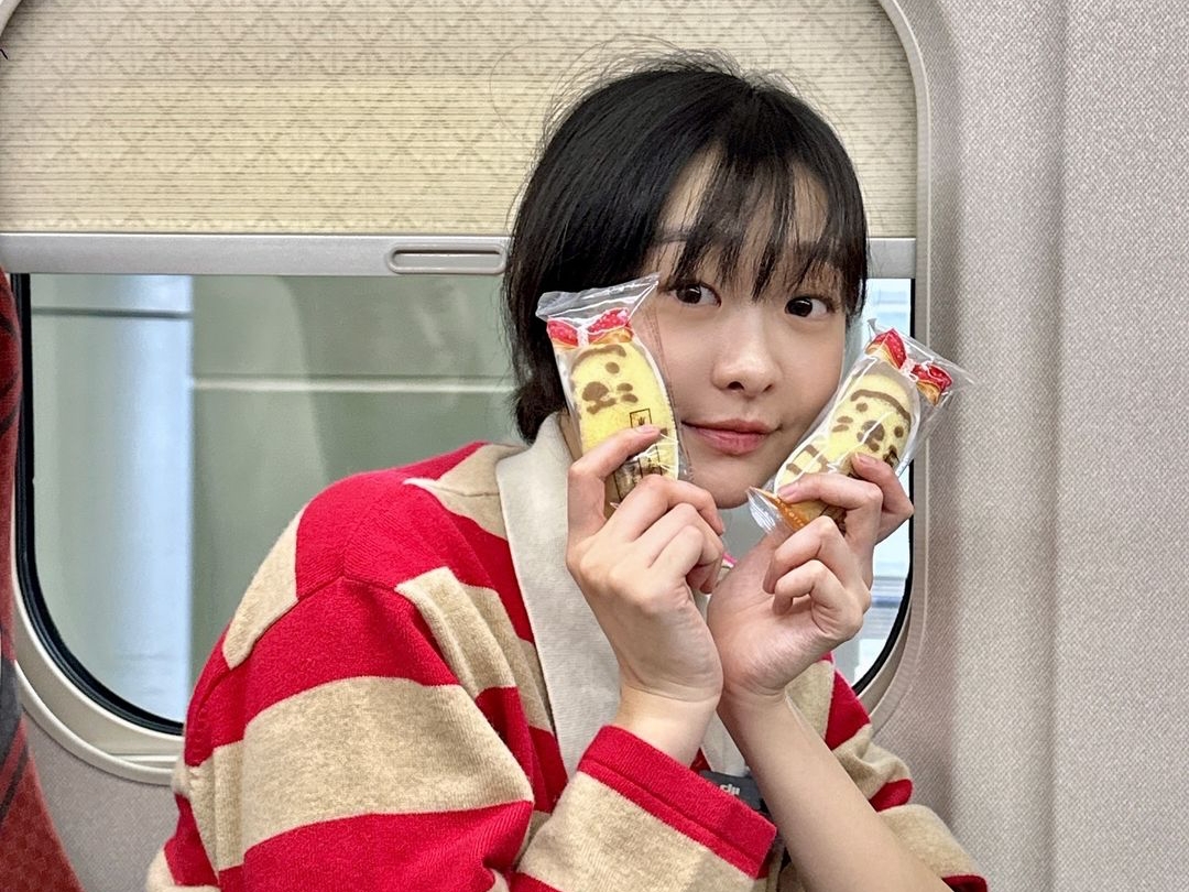 『梨泰院クラス』女優キム・ダミ、東京ばな奈を手に可愛さ全開！「ああ眩しい」【PHOTO】