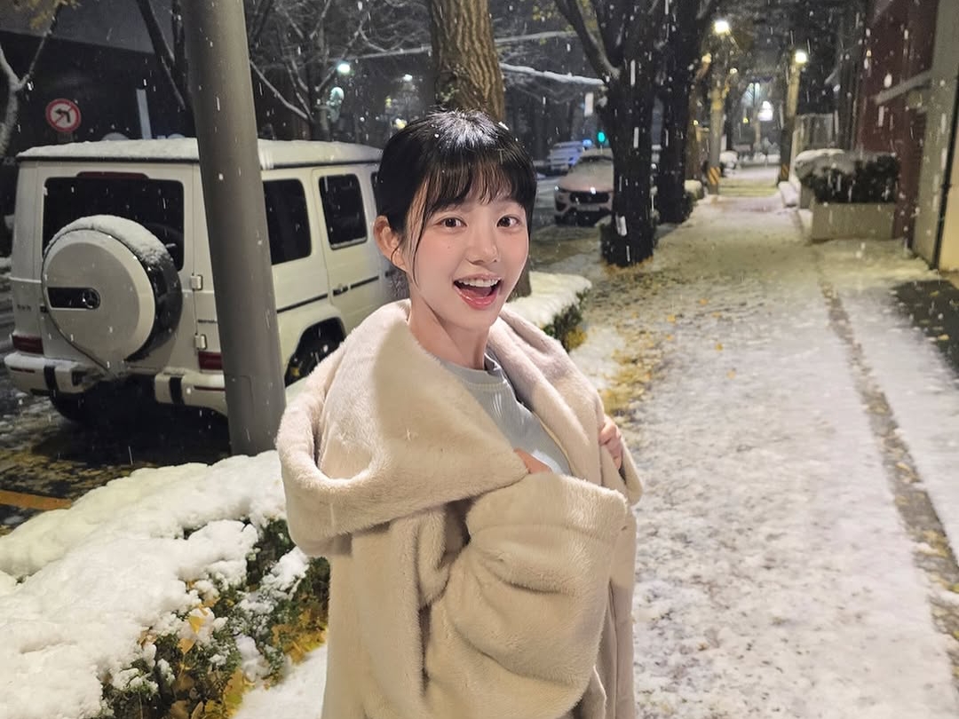 『チャングム』女優の娘イ・ユビがまるで“雪のプリンセス”。初雪の日の爽やかな美貌【PHOTO】