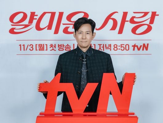 久々にラブコメ主演の俳優イ・ジョンジェ、制作発表会で「イム・ジヨンさんの推薦」と謙遜