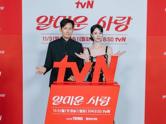 イ・ジョンジェ、“18歳年下”女優にいじられながら撮影？「僕が年上なのに、何で…」