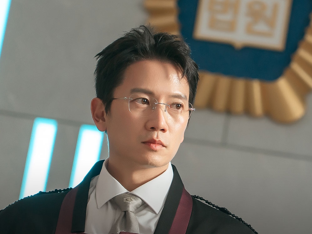 俳優チソンが“転生モノ”に挑む！権力の奴隷→正義感全開の裁判官の姿に期待募る！