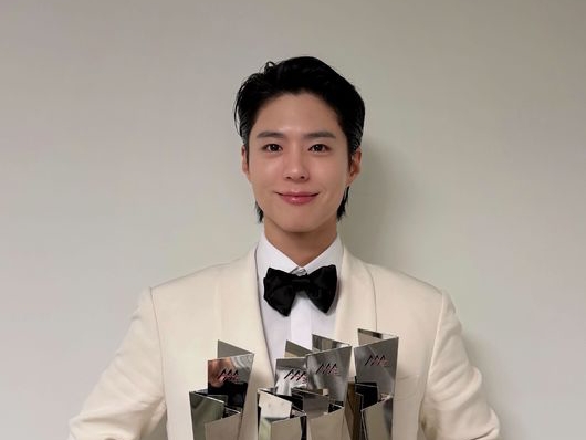 “ケミ職人” パク・ボゴム、「AAA 2025」で5冠達成。女優キム・ユジョンとは“レジェンドカップル”に！