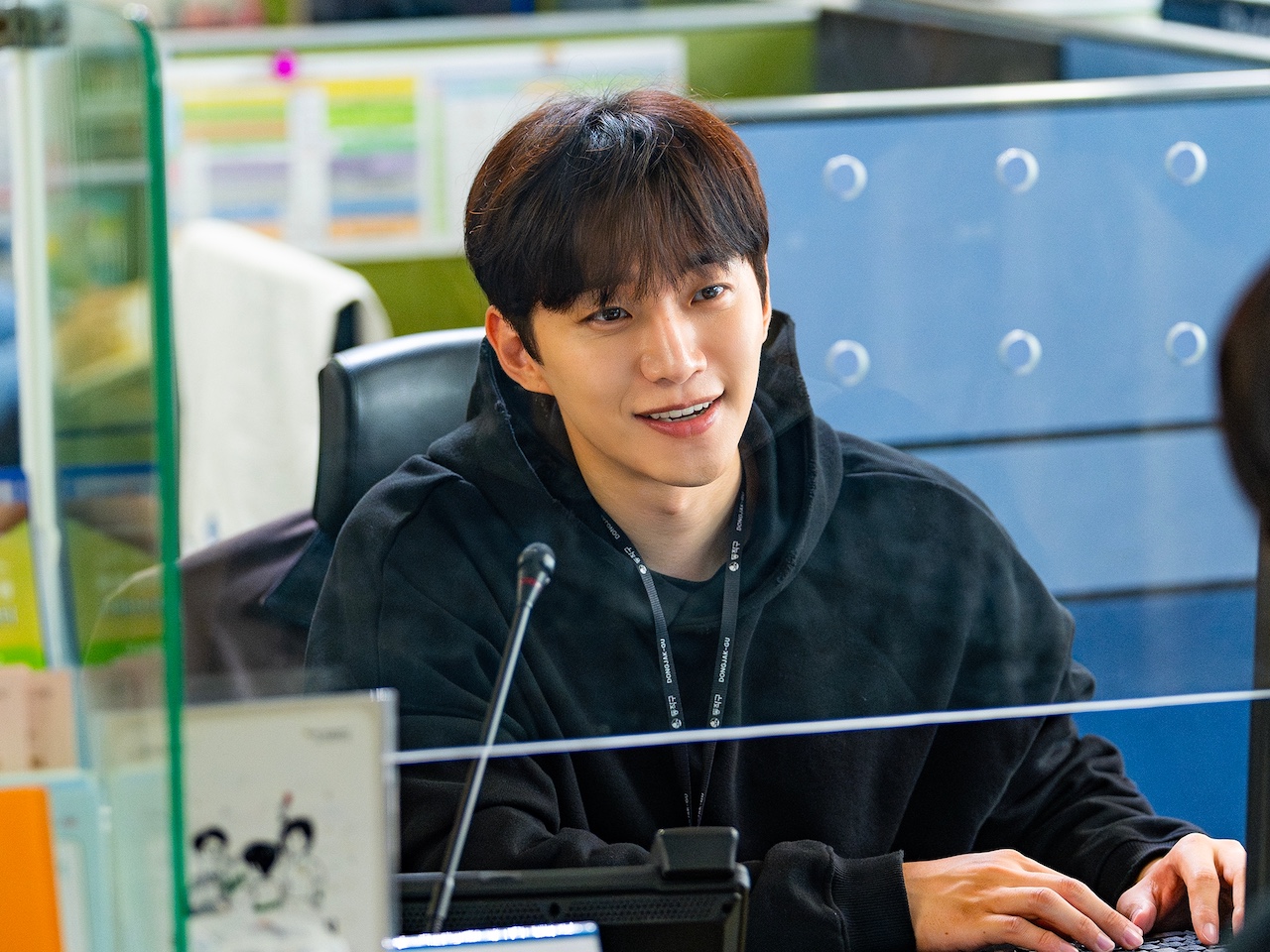 現金と飲酒が超能力の源!? ジュノ主演Netflix新作『CASHERO』スチール写真公開