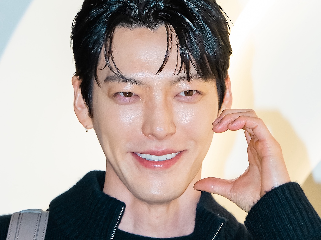 “プレ花婿” キム・ウビン、結婚発表後初めて公の場に登場！左手の指輪で“アクセント”【PHOTO】