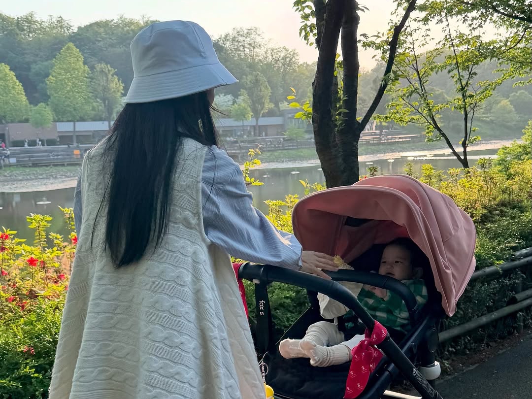 “推し”だった韓国スターと結婚した日本人女性、3人家族の幸せな瞬間を披露。「幸せの価値が私たちが決める」【PHOTO】