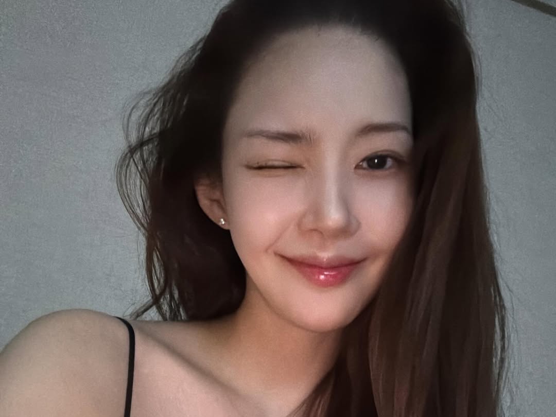 寝起き!? 女優パク・ミニョンが“悩殺ウィンク”を披露！「何をしていても美しい」【PHOTO】