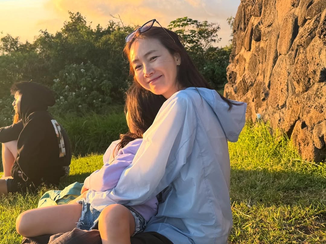 女優チェ・ジウ、大きくなった愛娘とゆったりバカンス！愛らしいツーショットに反響【PHOTO】