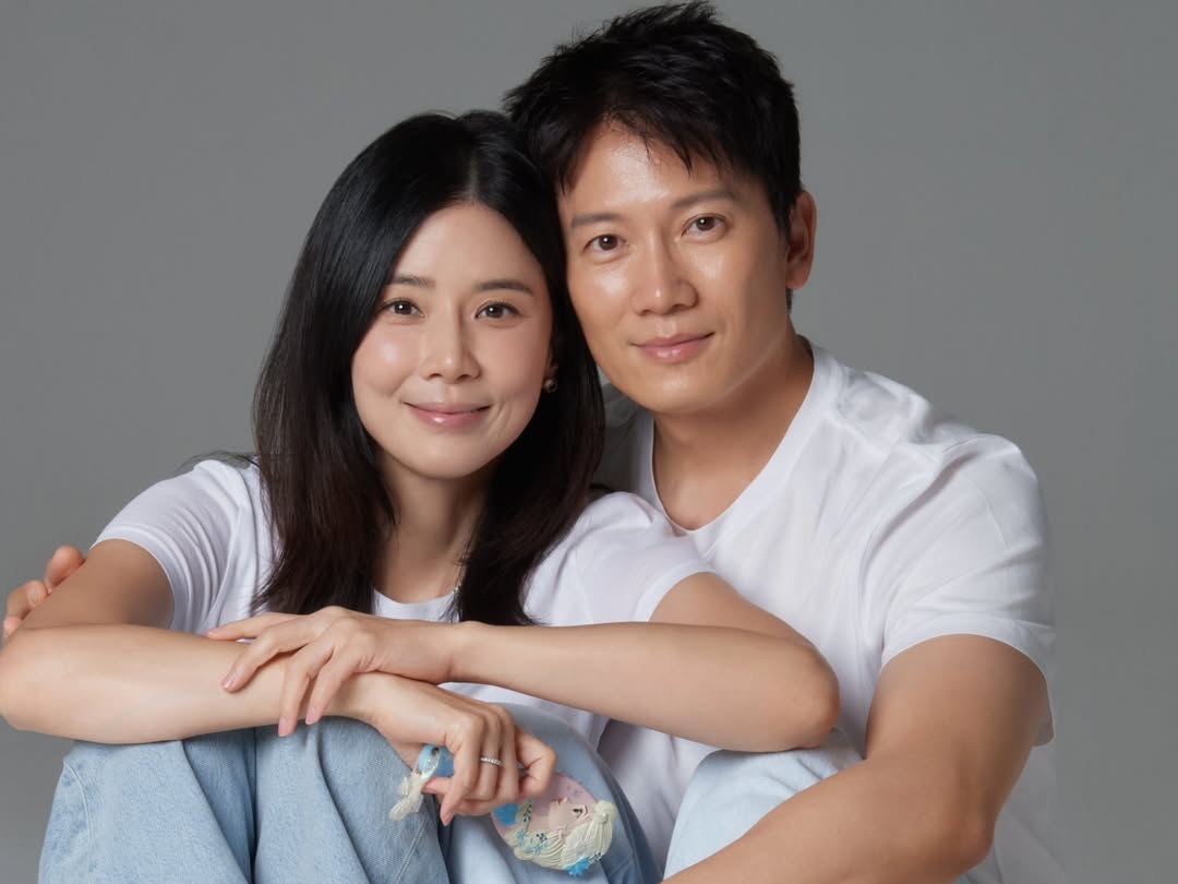 “おしどり夫婦” イ・ボヨン、チソン夫婦が結婚12周年。お揃いコーデの家族写真が「素敵すぎる」
