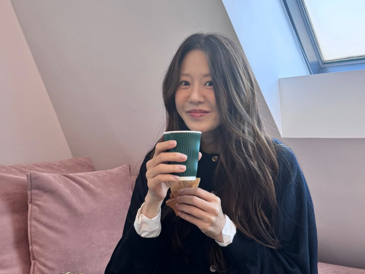 54歳女優コ・ヒョンジョン、秋になっておセンチに…？“ひとり”でも無欠点肌は健在【PHOTO】