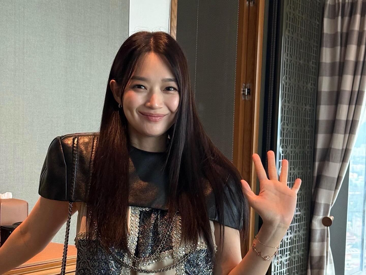 キム・ウビンも惚れ直す…シン・ミナ、抜群のスタイルと美貌で魅せた！【PHOTO】