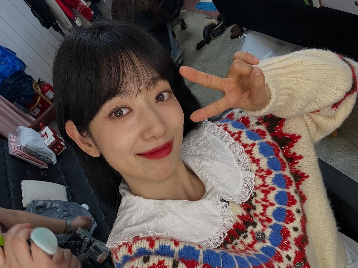 女優パク・シネ、元気に撮影中！最新自撮りで魅せた“大学生ビジュ”【PHOTO】