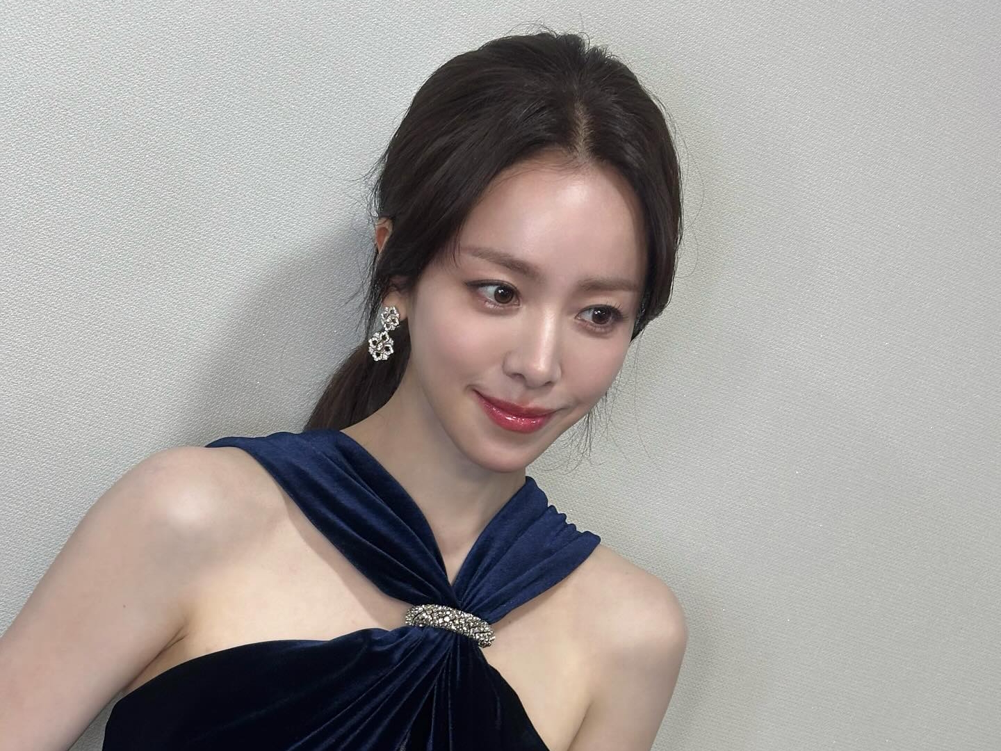 “青龍の女神” ハン・ジミン、魅惑のドレス姿にうっとり…舞台裏ショットも眩しい【PHOTO】