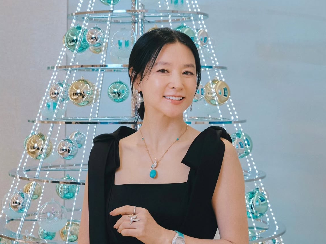女優イ・ヨンエ、高級ジュエリーに負けない美貌…奥行きのある美しさに大反響【PHOTO】