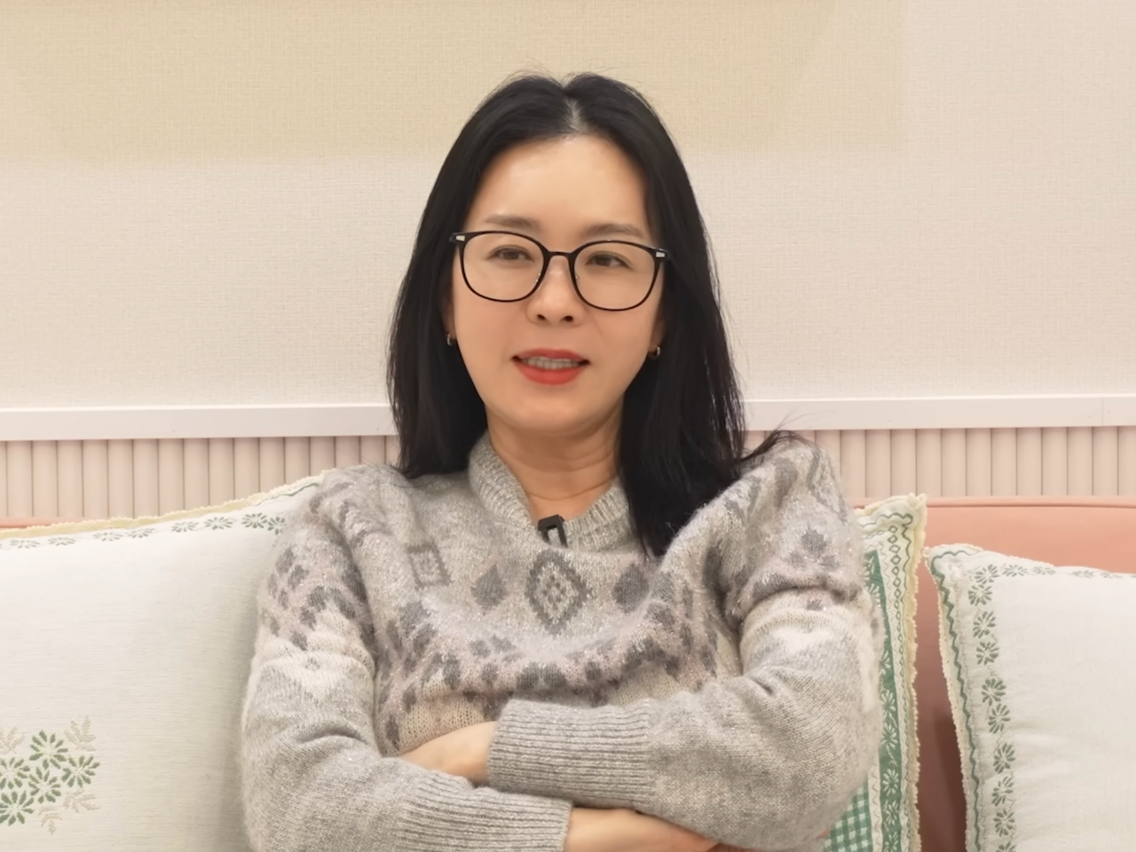 『涙の女王』女優がカメラの前で露出連発？ノーブラにファスナー閉め忘れで“人間味UP”