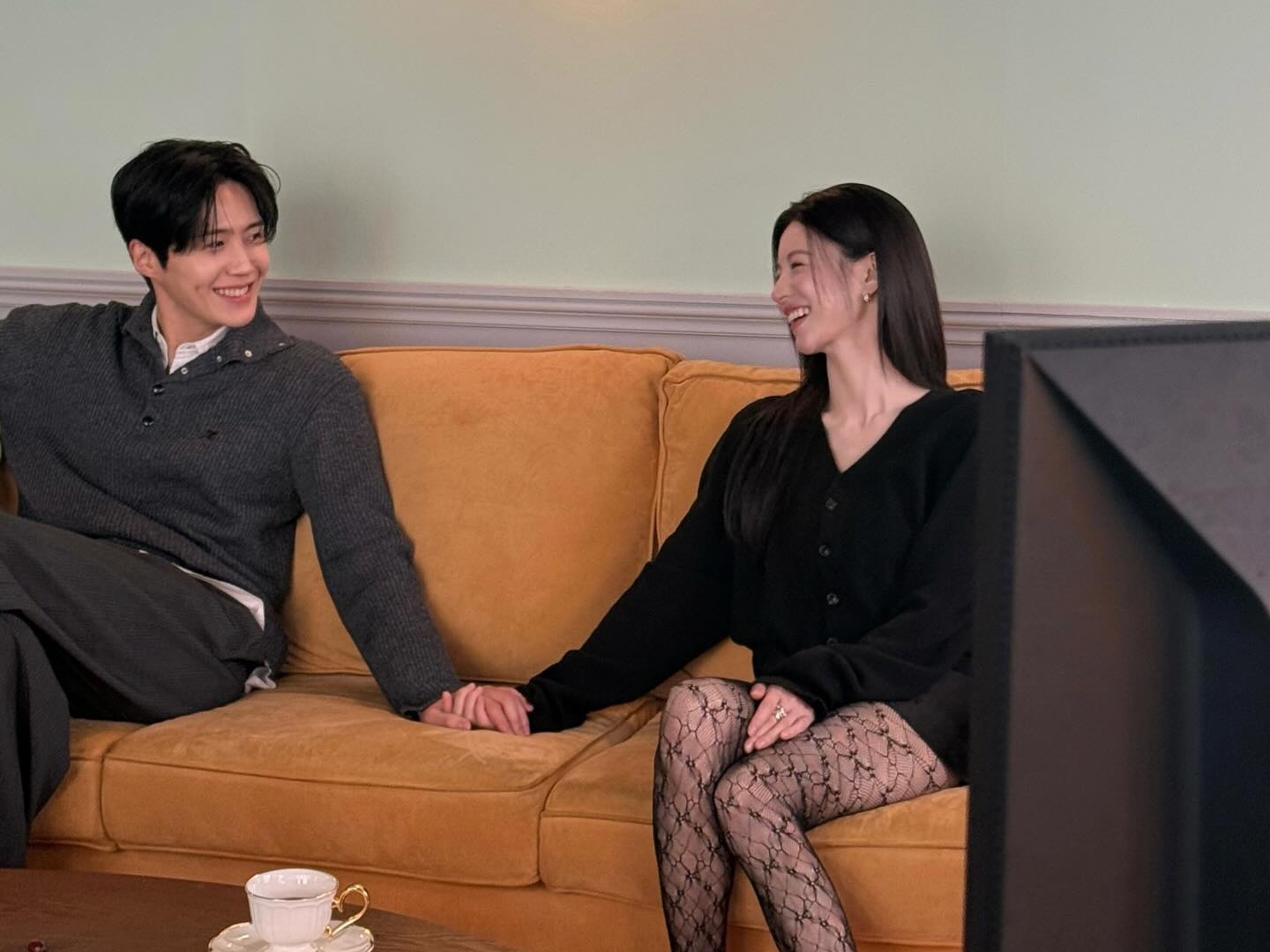 手繋いで“和気あいあい”のコ・ユンジョン、キム・ソンホに反響「絵になりすぎる」【PHOTO】