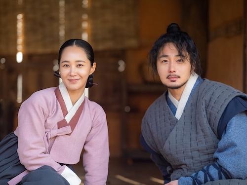 俳優チョン・イル、少女時代ユリとの“夫婦ショット”で穏やかな表情。最新作『ポッサム』のオフショット大放出！【PHOTO】