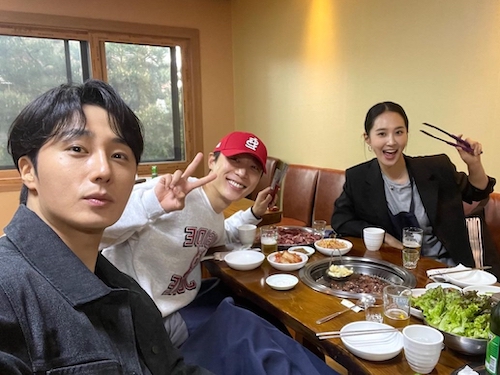 俳優チョン・イル、『ポッサム』共演中の少女時代ユリ、シン・ヒョンスと焼肉会食【PHOTO】