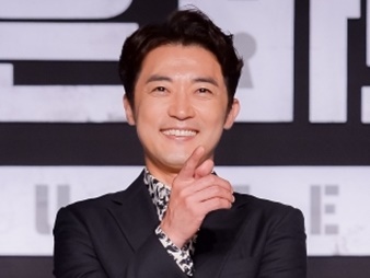 晩婚の元祖・韓流スター、娘の入学で9歳年下妻とのデレデレ家族写真を公開!!
