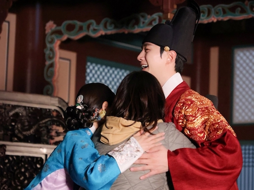 2PMジュノ主演『赤い袖先』クランクアップの様子。ジュノが熱いハグを交わした相手は？【画像】