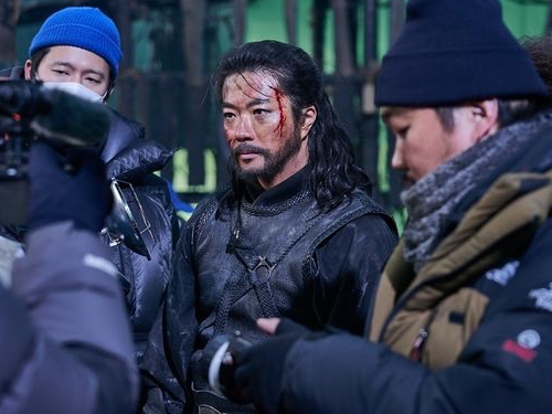 俳優クォン・サンウ、人生初の悪役が大好評。ハン・ヒョジュとの共演作『海賊：鬼の旗』で新境地開拓！