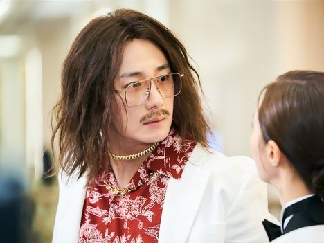 俳優チョン・イルの破格のビジュアルに注目！新ドラマ『グッジョブ』の“強烈な初対面”【場面写真】