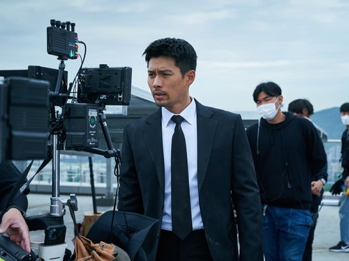 ヒョンビンの映画復帰作『共助2』の撮影裏は和気あいあい！メイキング写真公開