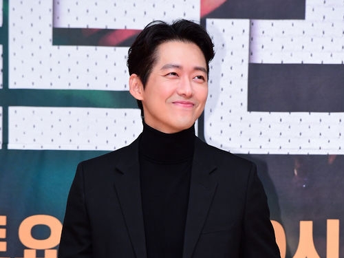 俳優ナムグン・ミンの熱心な仕事ぶりに“脱帽”…。新作ドラマ『恋人』の台本を公開！