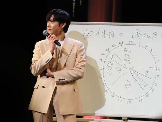 俳優キム・ヨンデ、初の日本ファンミが大盛況！感極まって涙を拭う一幕も