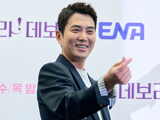 俳優チュ・サンウク、こんなキャラだっけ!? アマプラ配信『ボラ！デボラ』で完璧イメチェン！