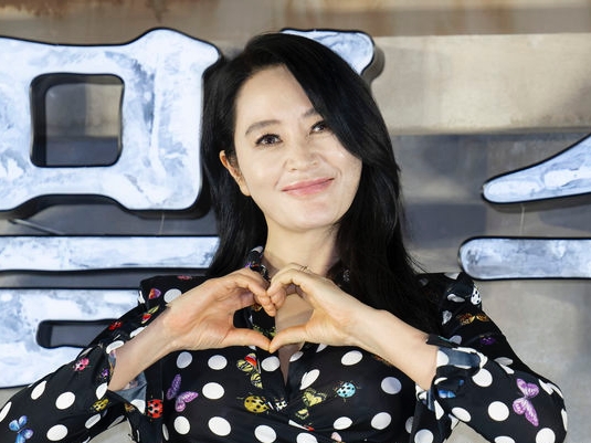 “奇跡の52歳” 女優キム・ヘスの背中に驚愕！「50代なのが信じられない」【PHOTO】