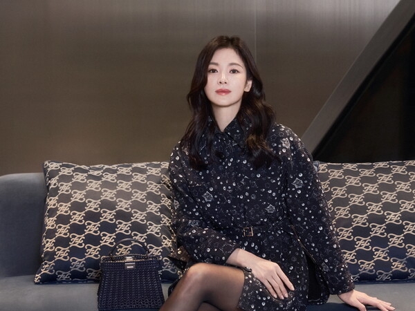 ソン・ヘギョ、夜空のように輝く美貌…ミニ丈ドレスで美脚披露しファン絶賛「ビューティフル！」【PHOTO】