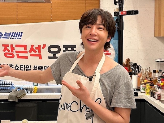 俳優チャン・グンソクが自宅を大公開！YouTube開設記念ショットで“可愛い笑顔”【PHOTO】