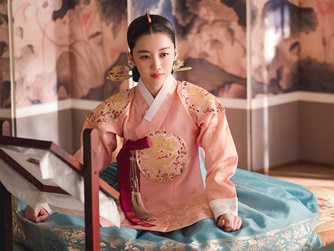 【『赤い袖先』の衝撃】チャン・ヒジンが演じる王妃キム氏の驚くべき一面とは?